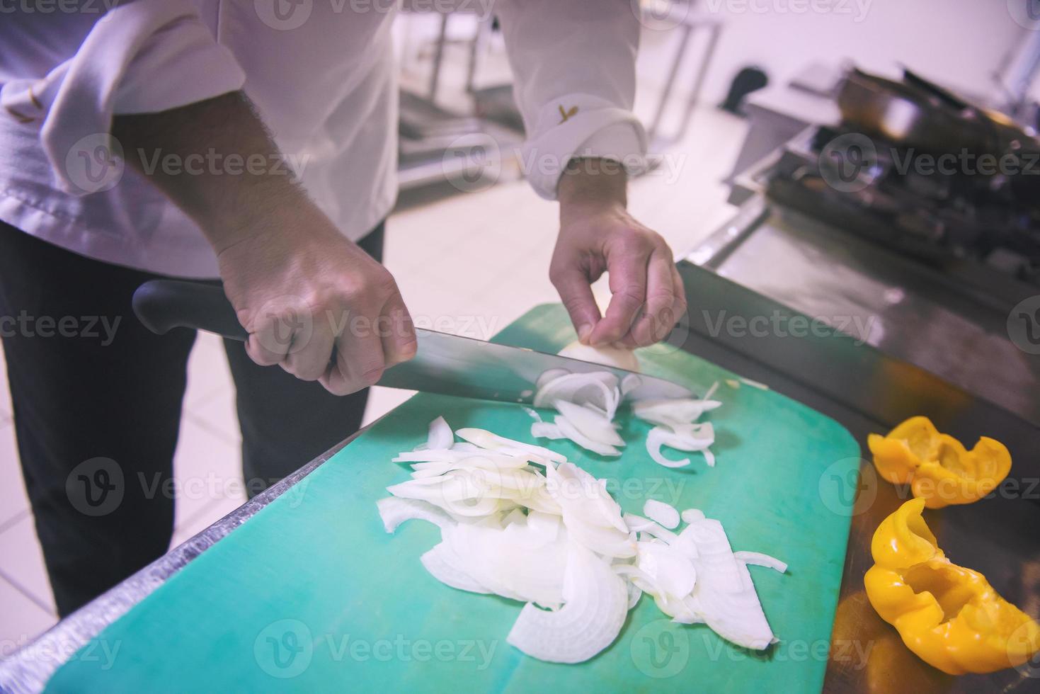 chef manos cortando verduras frescas y deliciosas foto