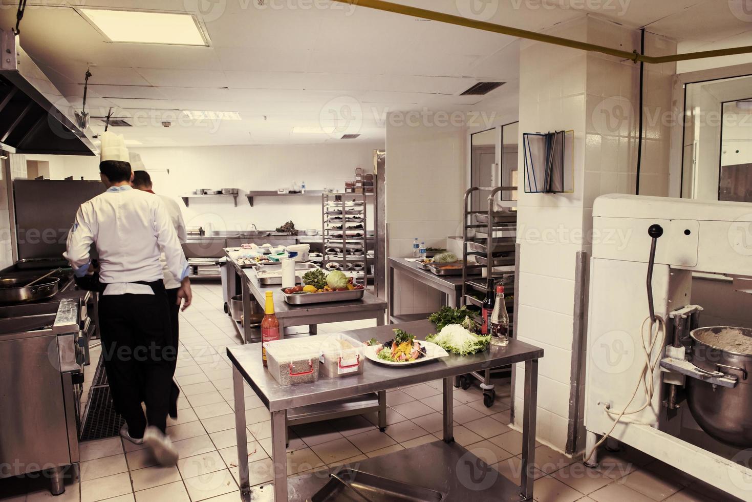 equipo de cocineros y chefs preparando comidas foto