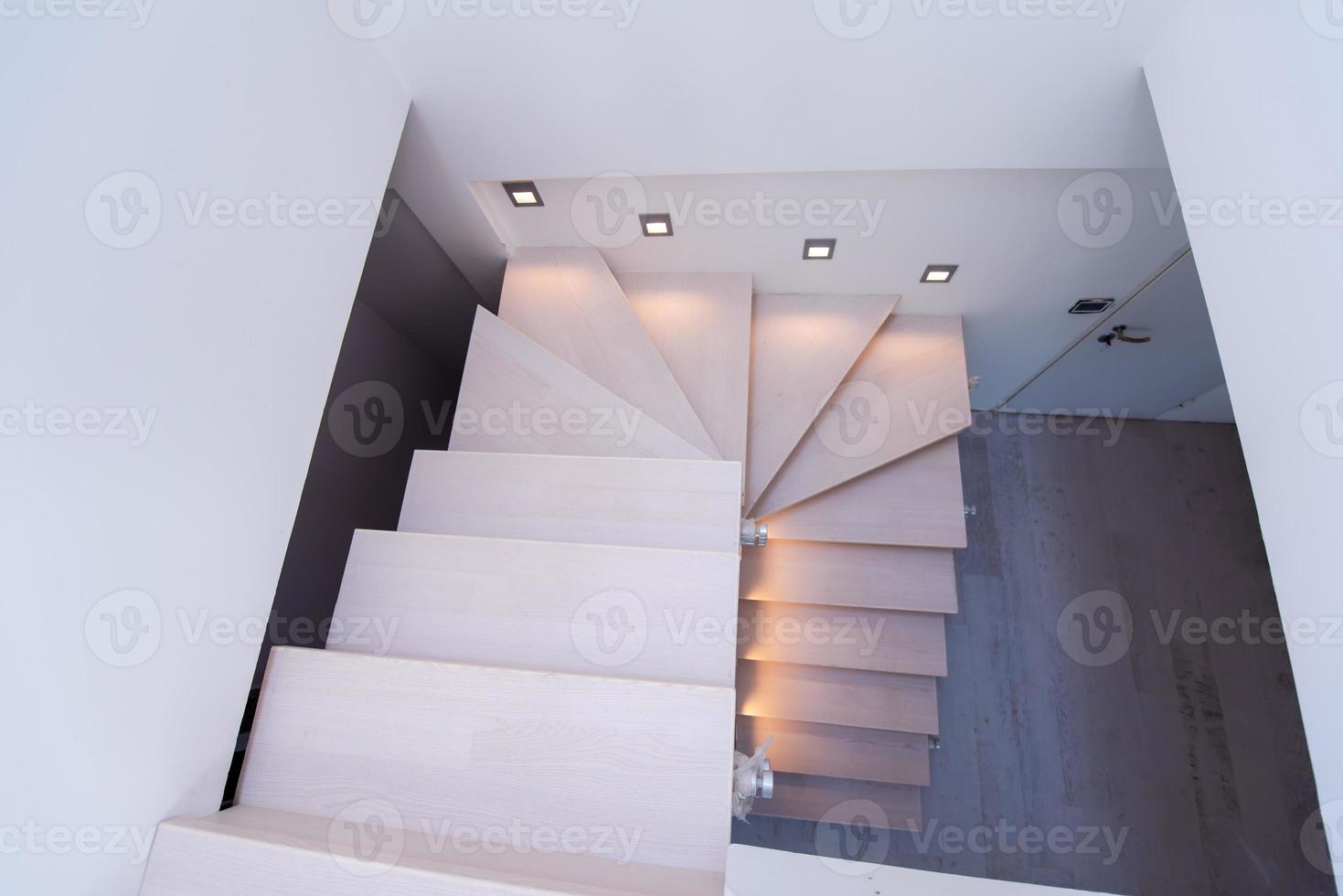 elegante interior con escaleras de madera foto