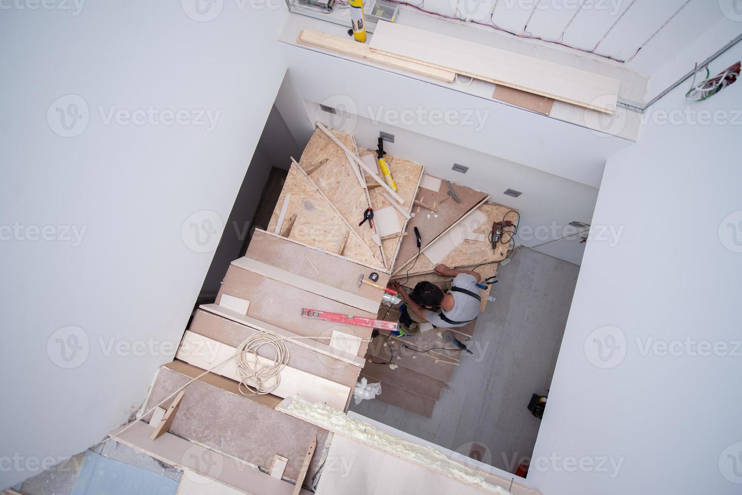 carpintero instalando escaleras de madera foto