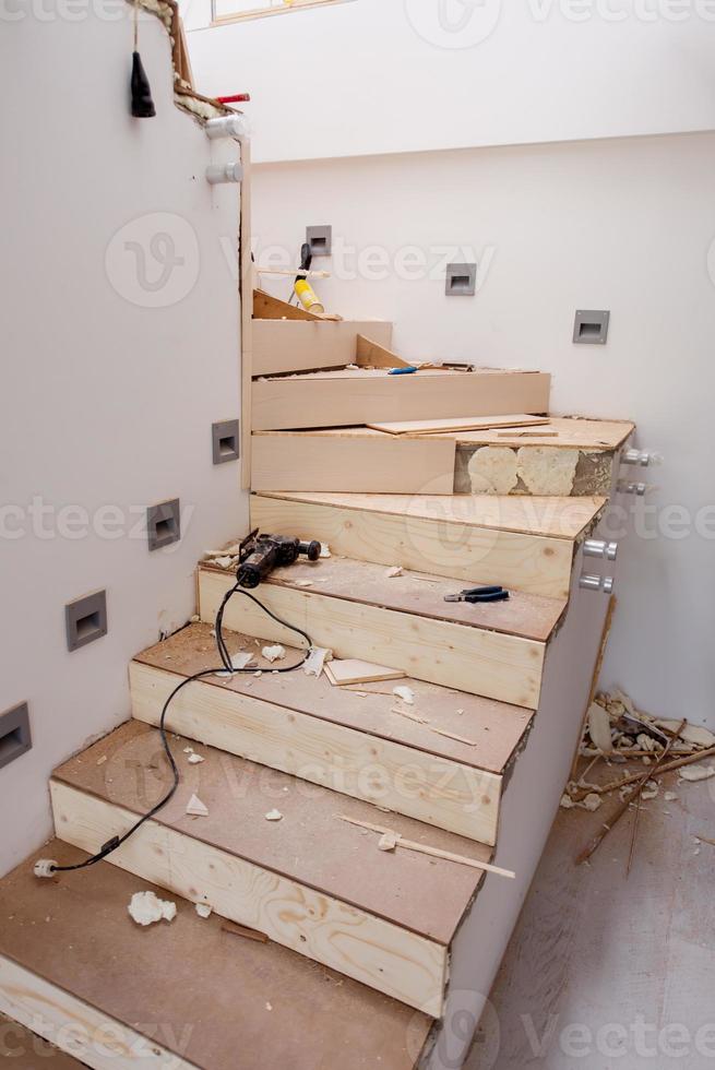 trabajo en progreso en un interior elegante con escaleras de madera foto