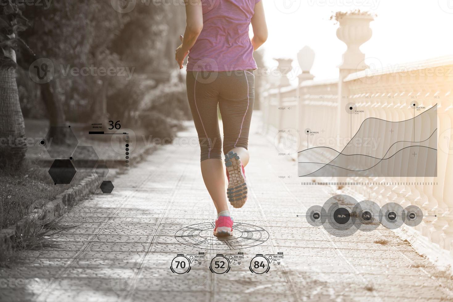 mujer fitness entrenando y trotando en el parque de verano foto