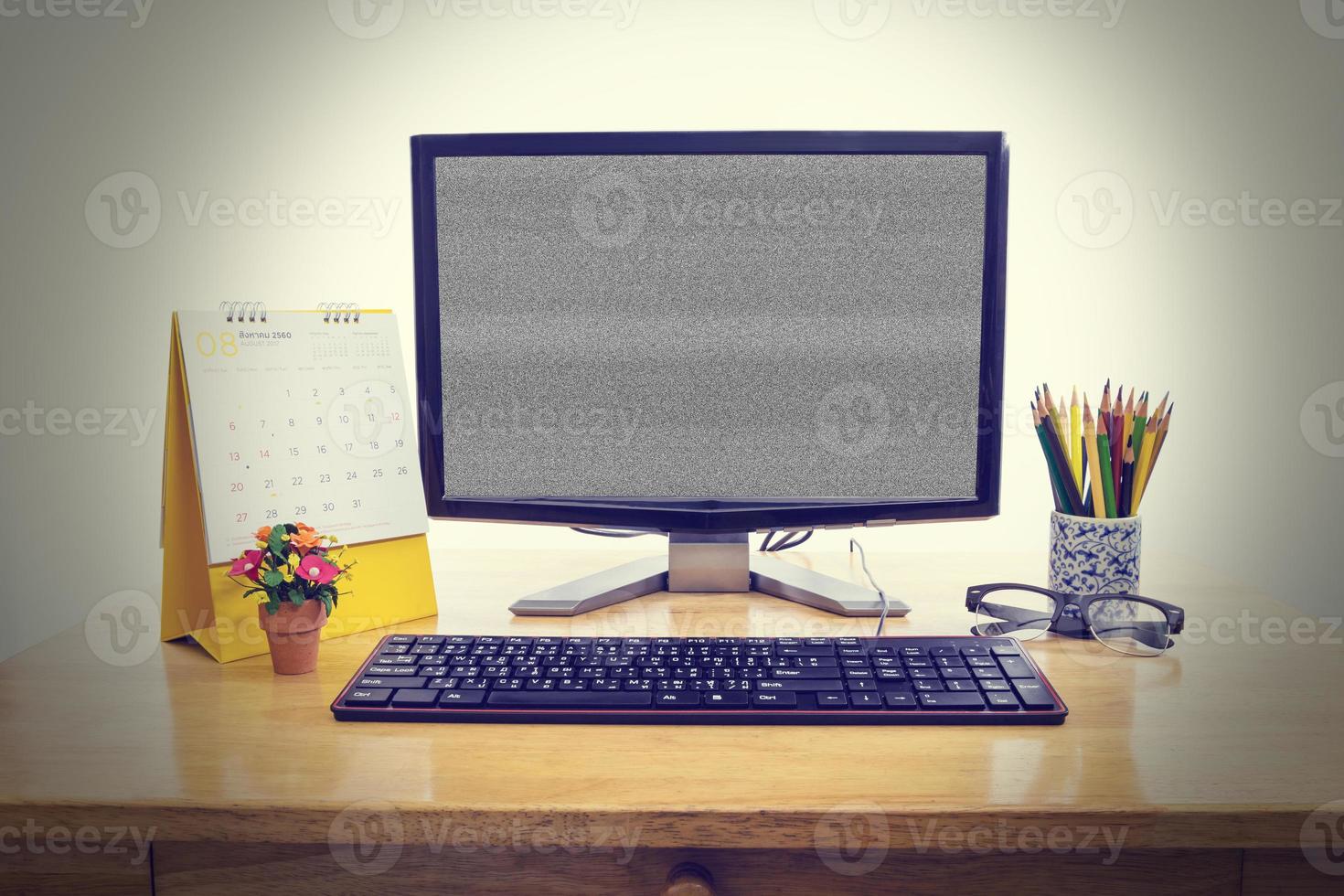 monitorear la computadora en el escritorio de madera,trazado de recorte foto