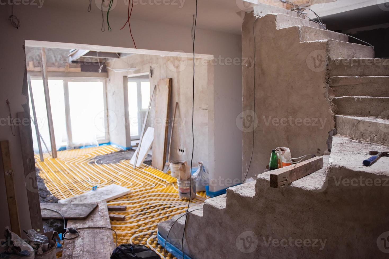 instalación de calefacción por suelo radiante amarillo con tuberías blancas foto