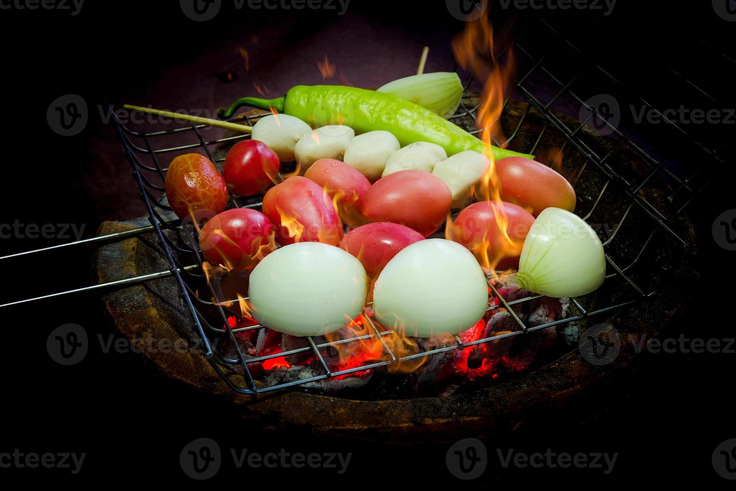 Verduras a la parrilla y bolas de carne con estufa de carbón foto