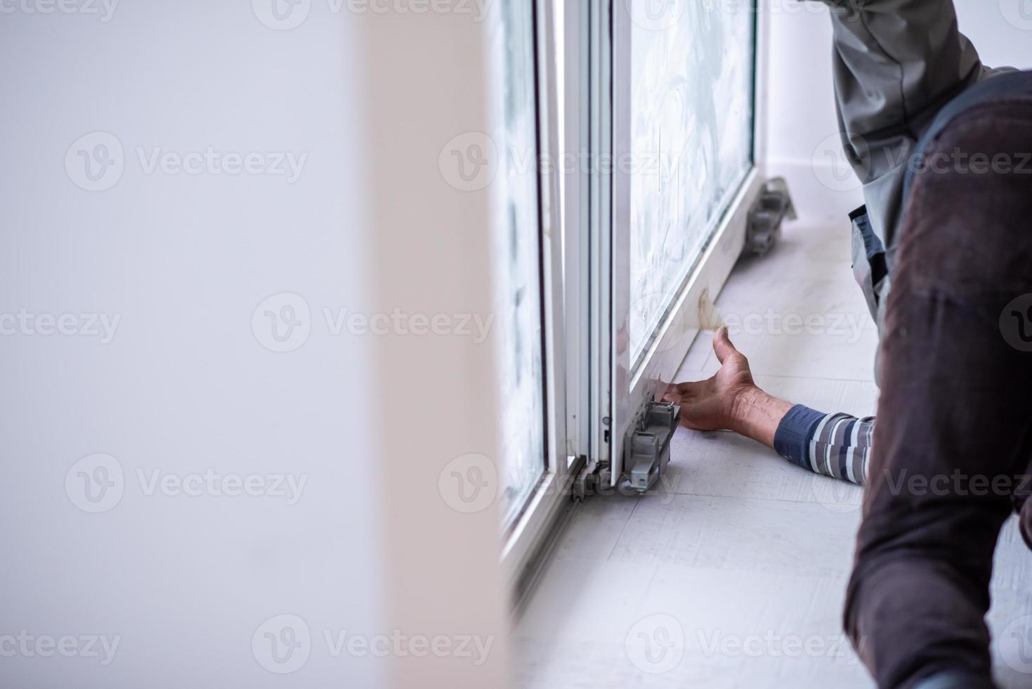 carpinteros instalando una puerta de balcón foto