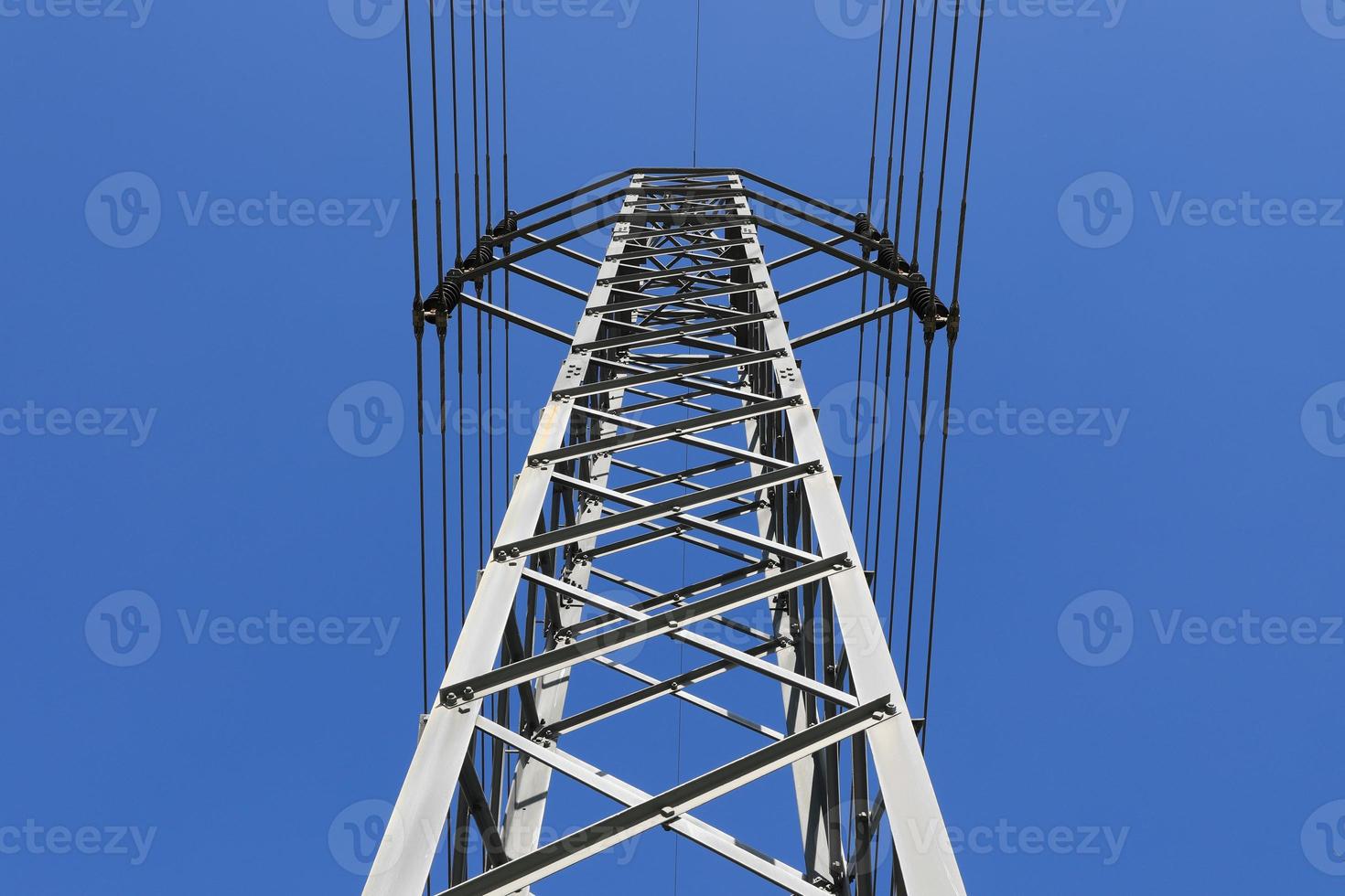 poste de energía eléctrica de alto voltaje con cielo azul foto