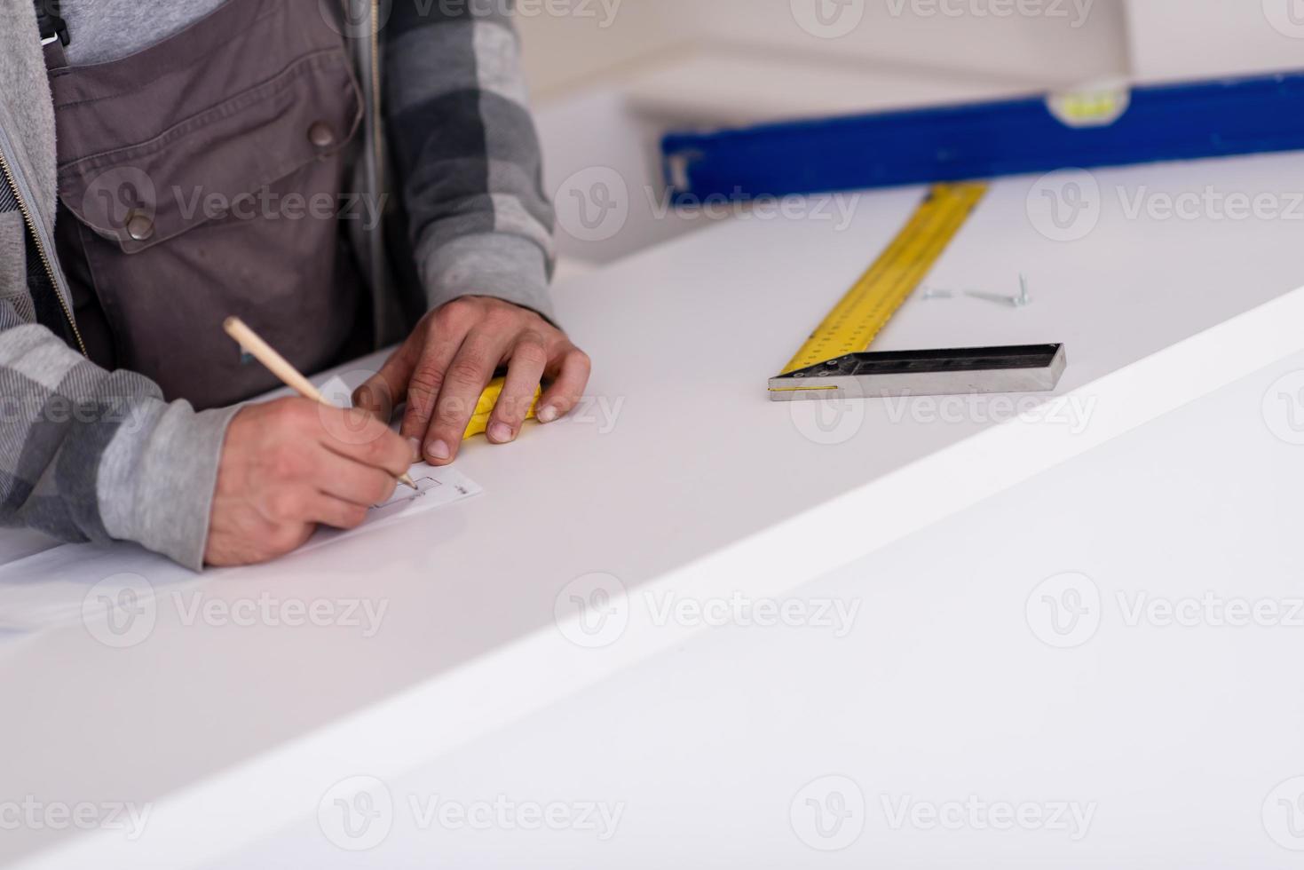 the worker writing the measures photo