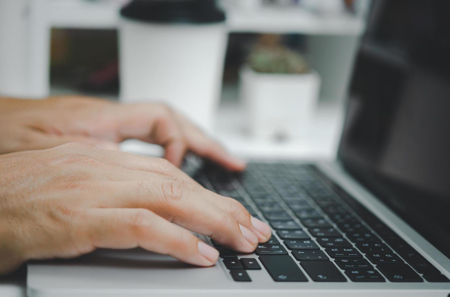 persona hombre mano escribiendo teclado computadora comunicación