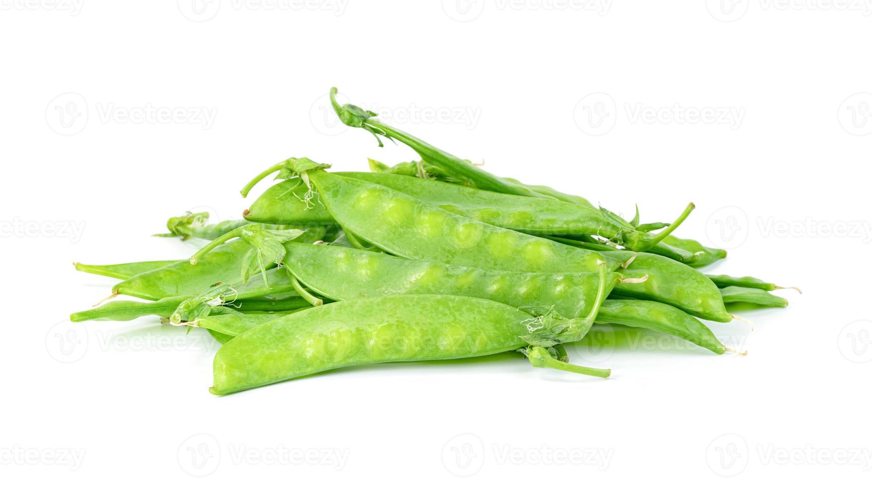 Green peas isolated on white background 10750174 Stock Photo at Vecteezy