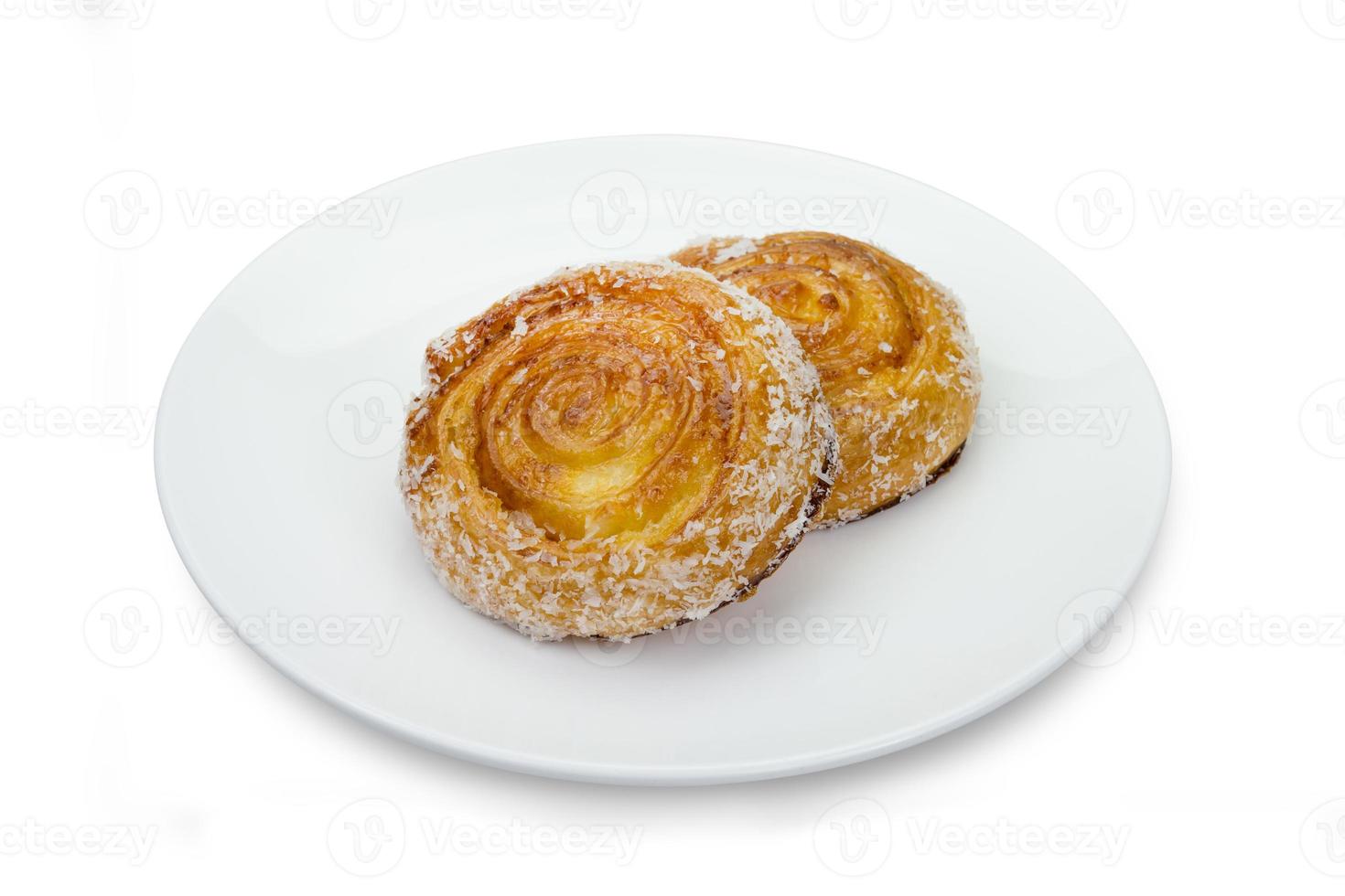 rollos de canela con coco sobre fondo blanco, ruta de recorte foto