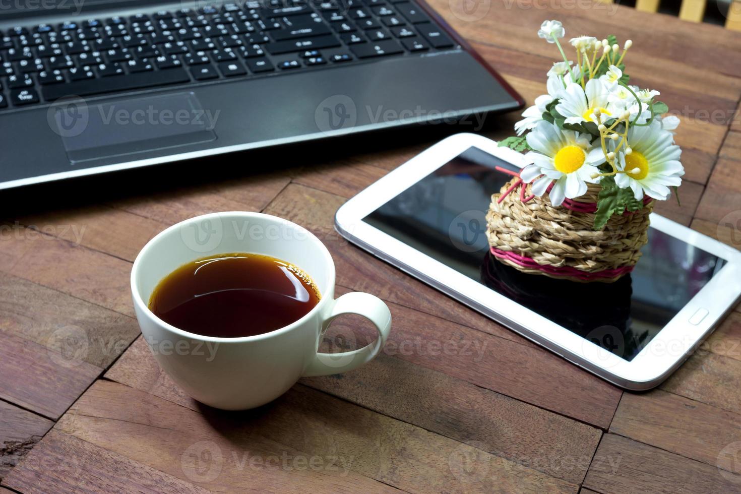 café con equipo de oficina en el escritorio foto