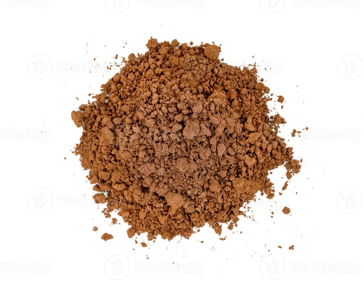 cacao en polvo aislado sobre fondo blanco foto