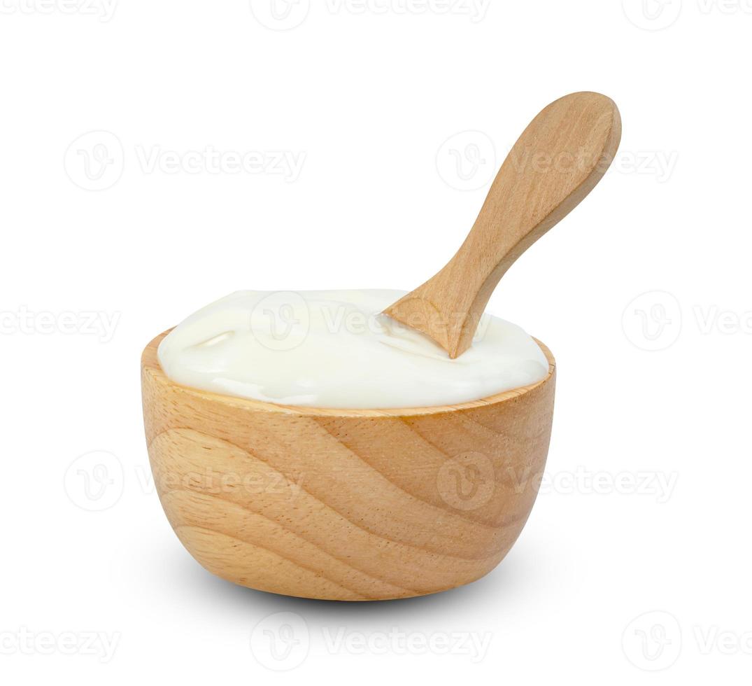 yogur con nata de coco dutche en tazón de madera y cuchara aislado sobre fondo blanco, incluye trazado de recorte foto