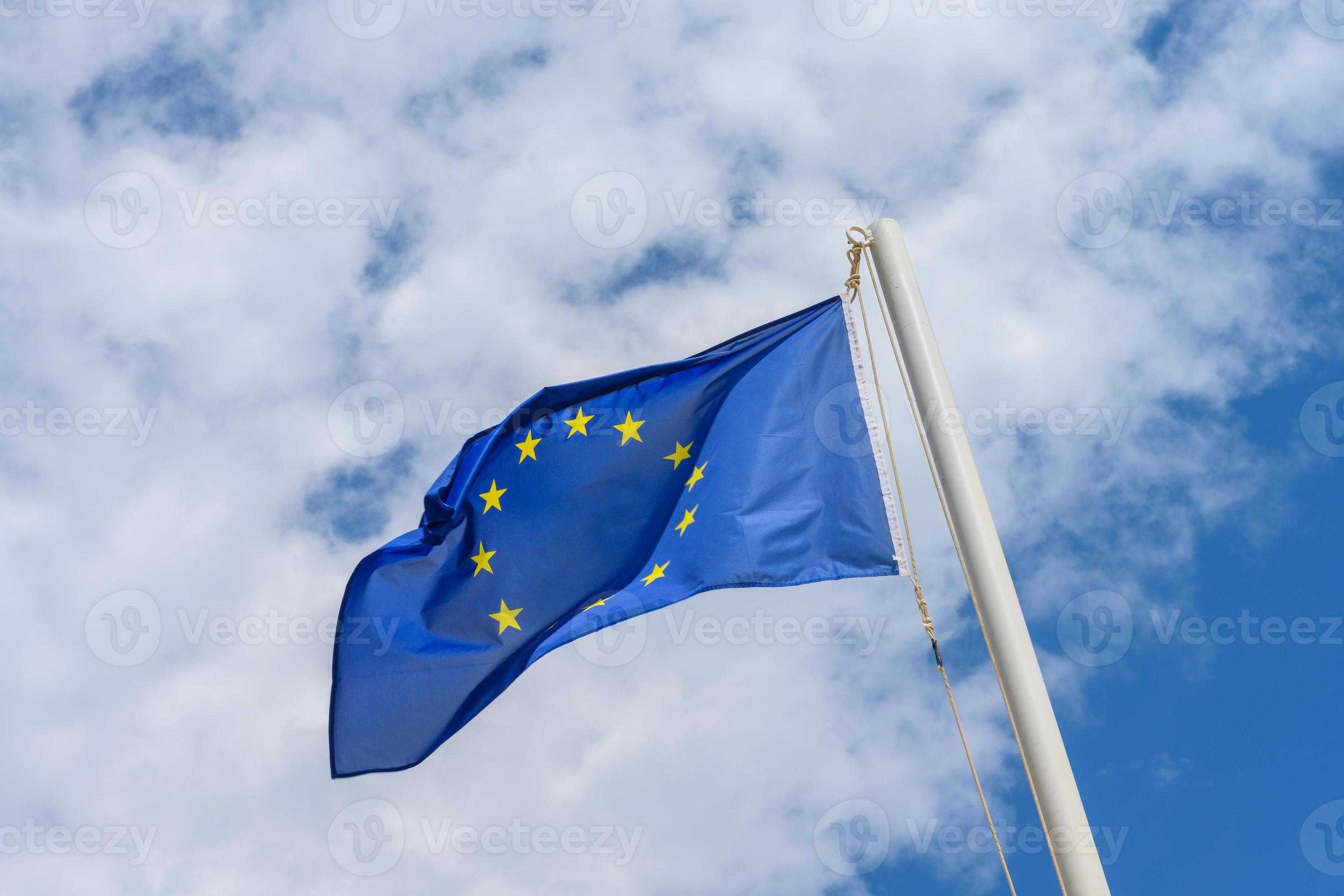 La bandera de la Unión Europea simboliza la unidad y la identidad europea en la era digital Bandera de la Unión Europea ondeando al viento