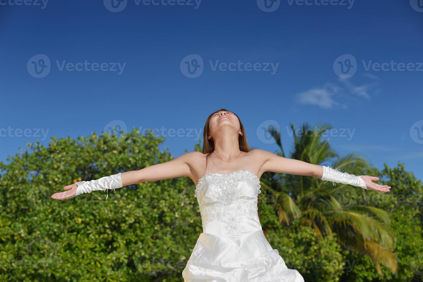 asian bride on beach photo
