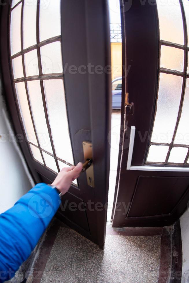 hombre abriendo la puerta de un edificio foto