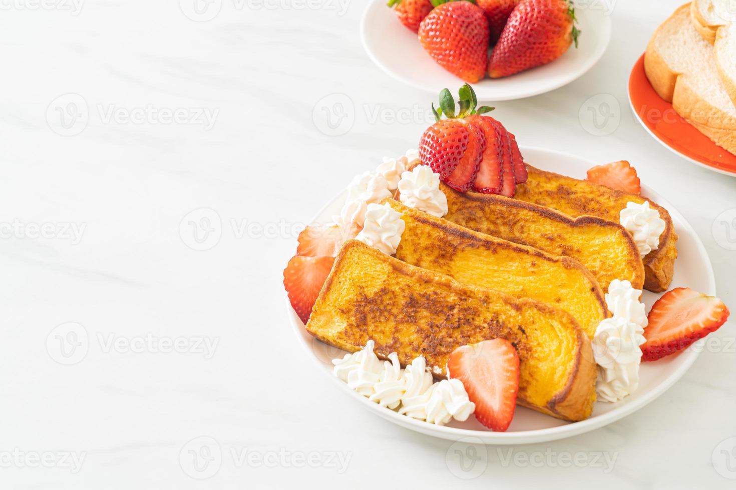 french toast with fresh strawberry and whipping cream 10754805 Stock