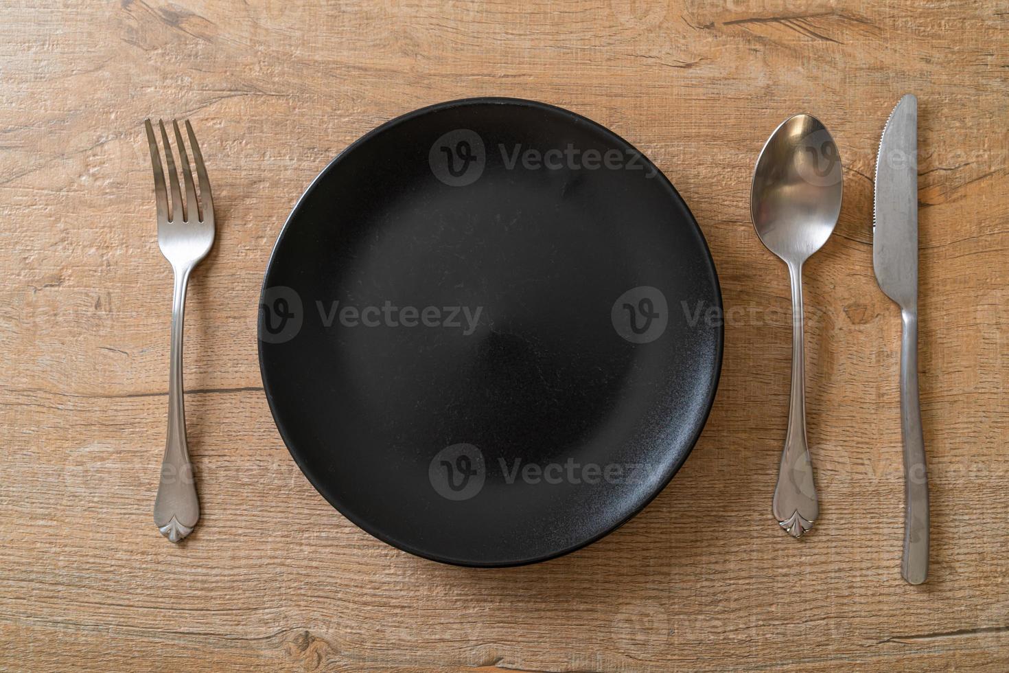 plato o plato vacío con cuchillo, tenedor y cuchara foto
