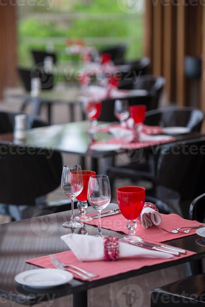 ajuste de la mesa en el restaurante foto