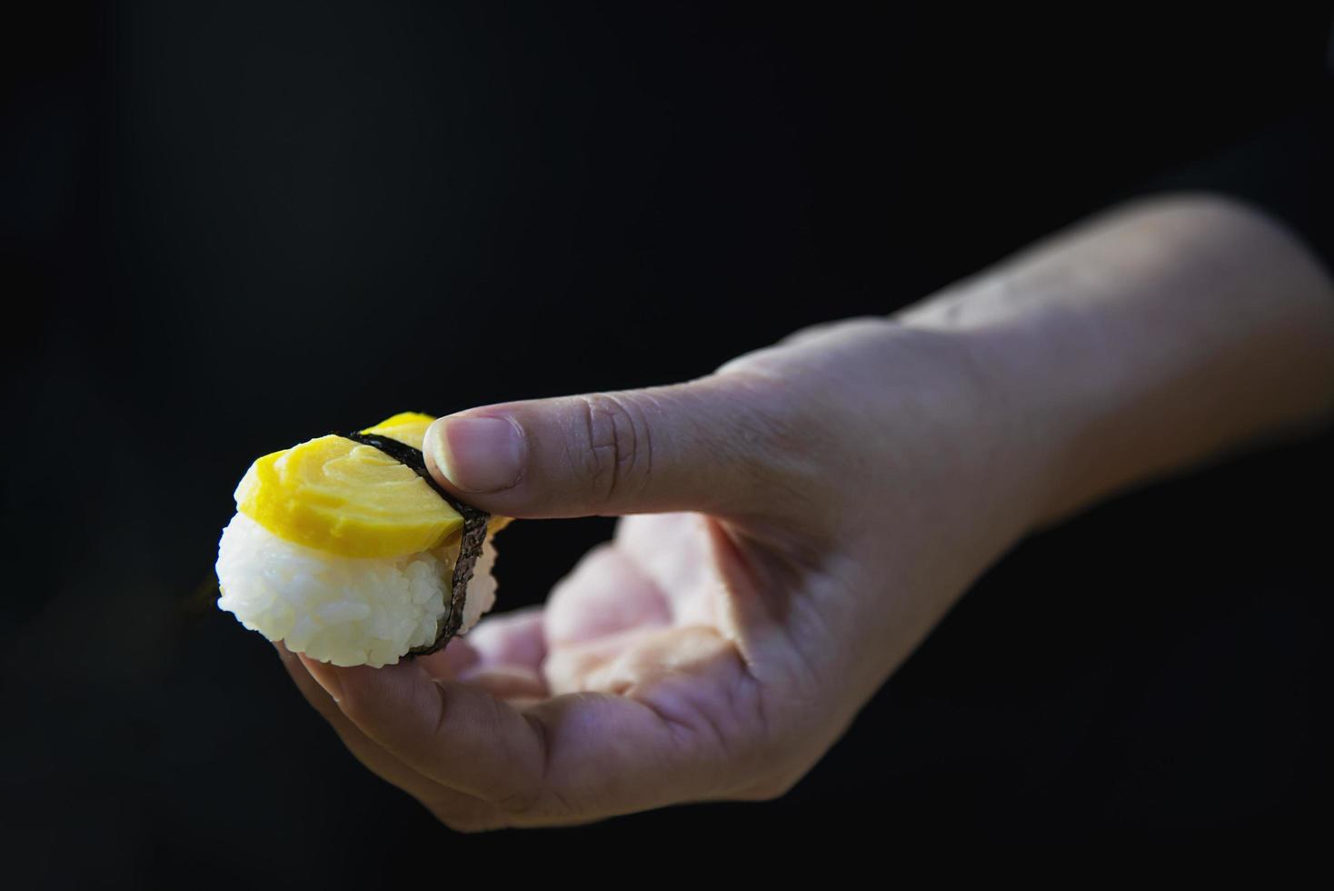 Rollo de sushi maki japonés que sirve en un restaurante oriental, el chef está preparando el menú de cocina tradicional de Japón, varios diferentes conceptos variados de comida saludable mixta de lujo foto