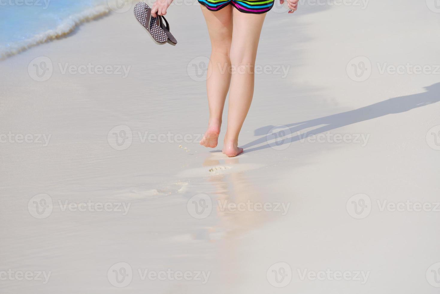 hermosa gril en la playa diviértete foto