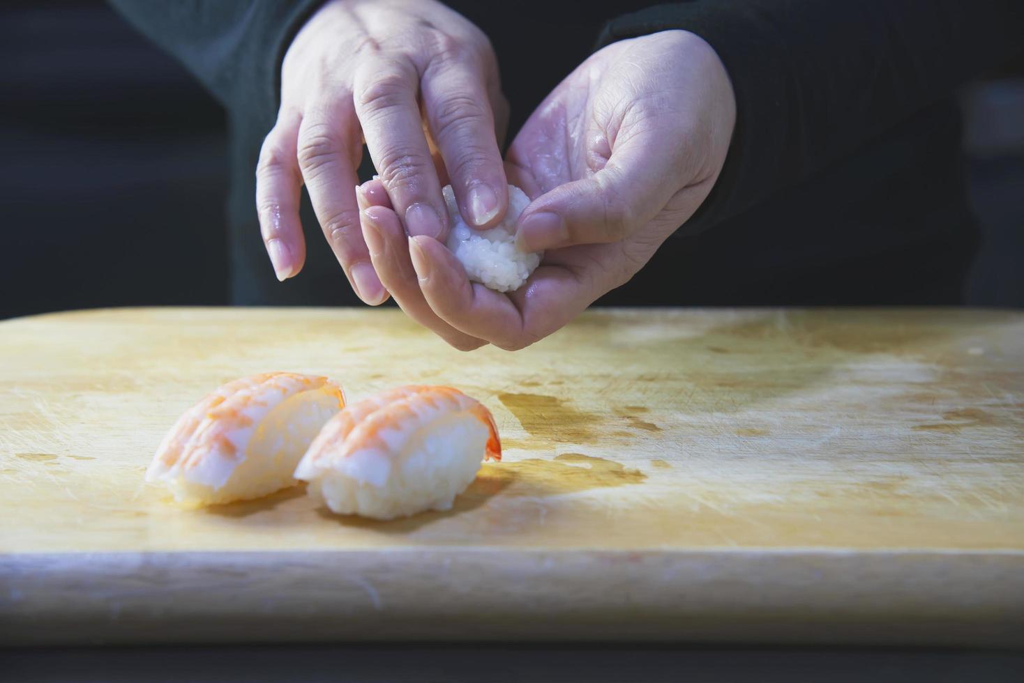 Rollo de sushi maki japonés que sirve en un restaurante oriental, el chef está preparando el menú de cocina tradicional de Japón, varios diferentes conceptos variados de comida saludable mixta de lujo foto