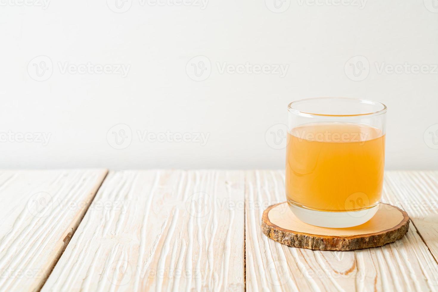 vaso de jugo de jengibre fresco y caliente foto