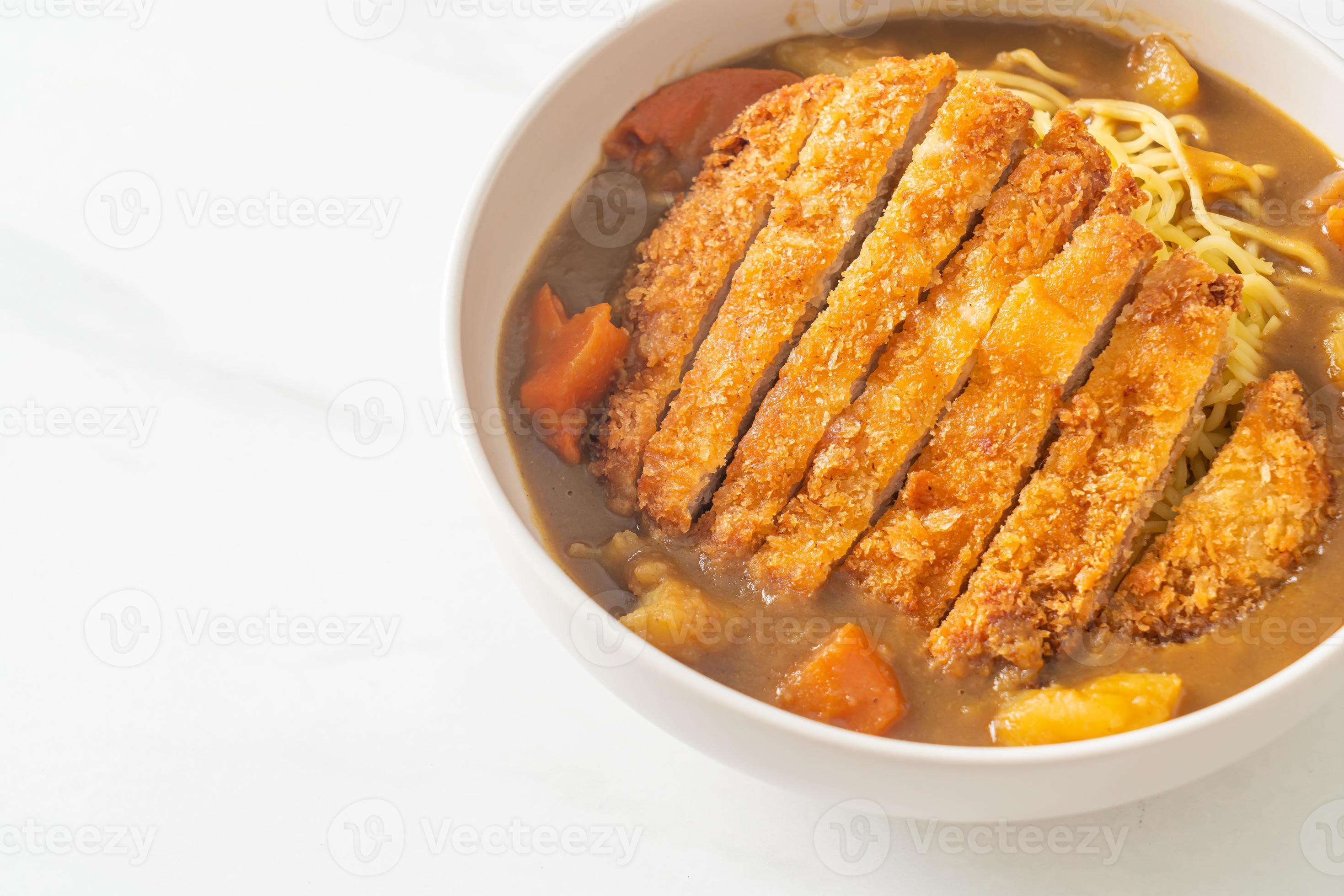 curry ramen noodles with tonkatsu fried pork cutlet 10755883 Stock