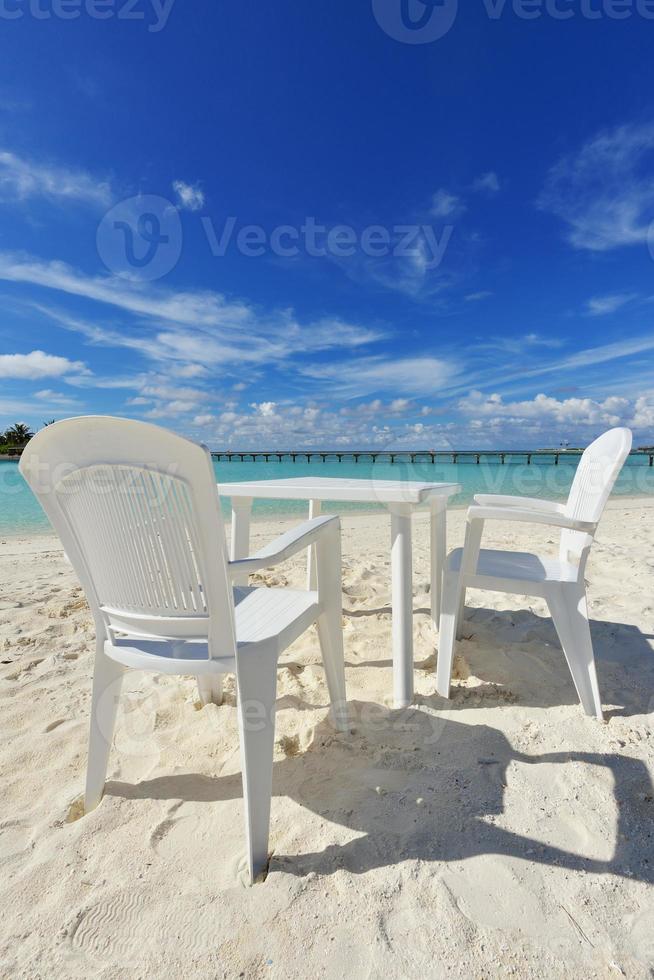 sillas de playa de madera para vacaciones en playa tropical 18043315 Foto  de stock en Vecteezy