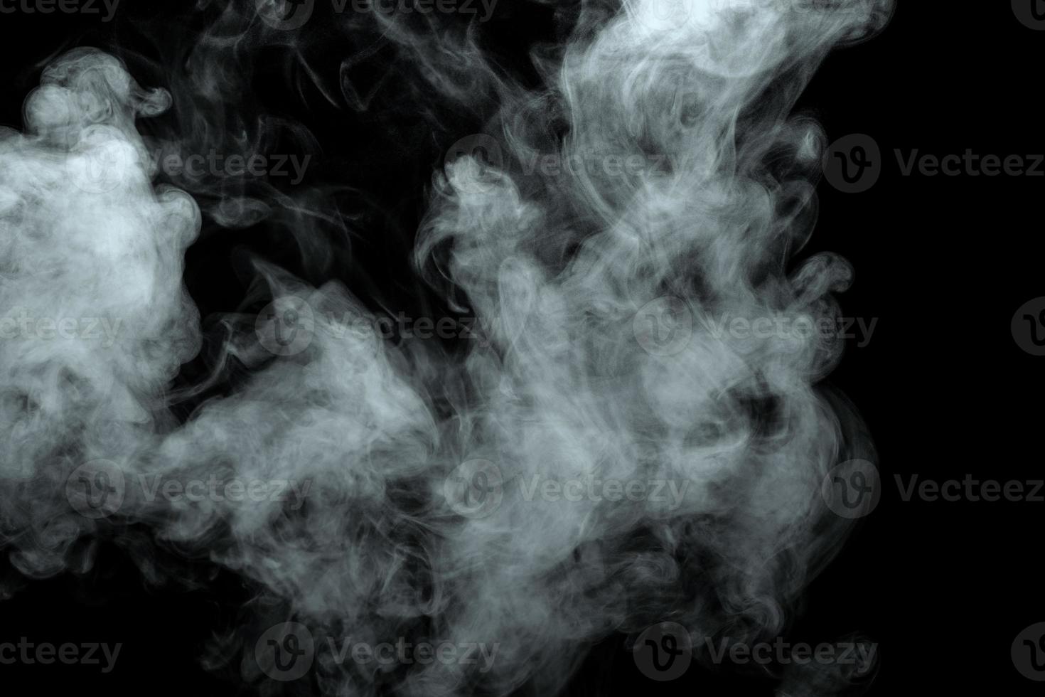 polvo abstracto o humo aislado sobre fondo negro foto