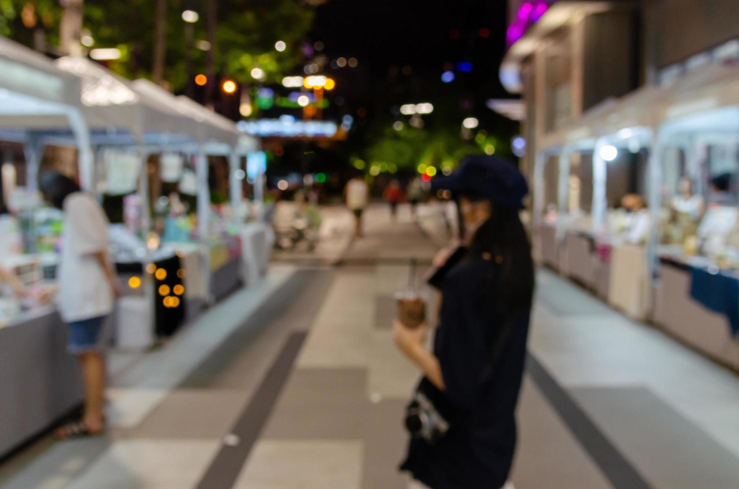 desenfoque de fondo personas abstractas compras mercado nocturno festival de comida callejera desenfocado. foto