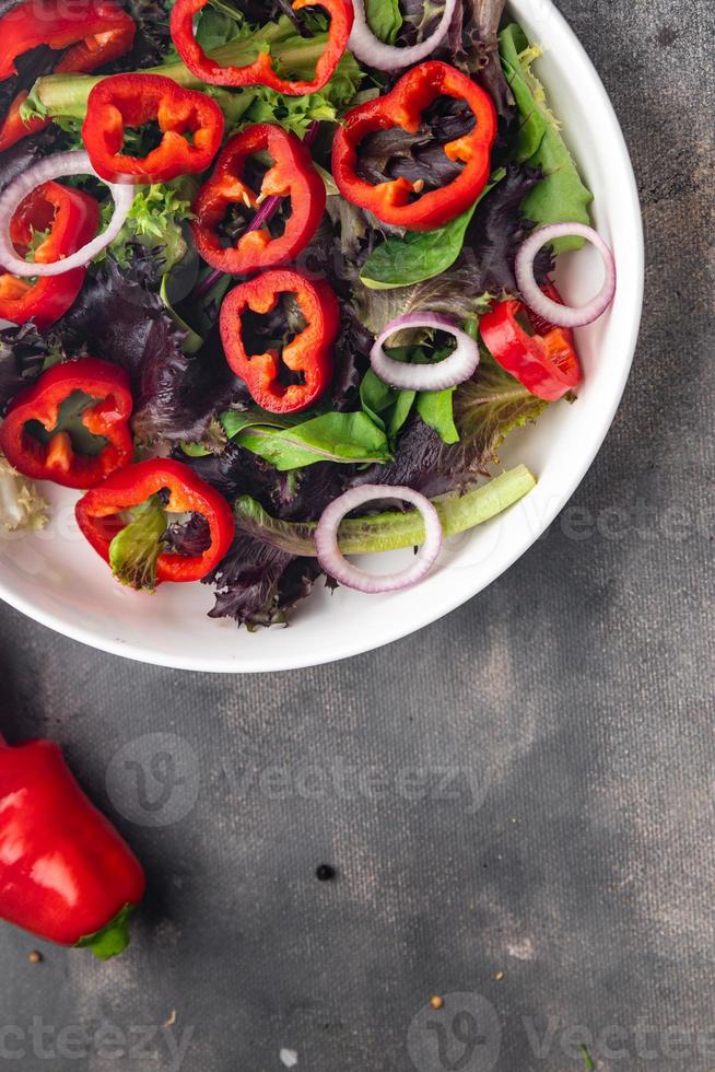 ensalada de pimienta pimentón dulce vegetal hojas verdes plato fresco comida saludable comida merienda dieta en la mesa espacio de la copia fondo de comida rústico vista superior dieta ceto o paleo veggie comida vegana o vegetariana foto