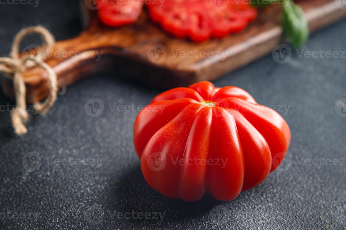 tomate vegetal cortado fruta jugosa madura plato fresco comida saludable comida merienda dieta en la mesa espacio de copia fondo de comida rústico vista superior dieta ceto o paleo veggie comida vegana o vegetariana foto