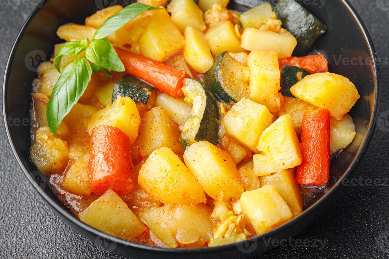 ragú estofado de verduras patata, zanahoria, calabacín plato fresco comida saludable comida merienda dieta en la mesa espacio de copia fondo de comida ceto rústico o dieta paleo vegetariana foto