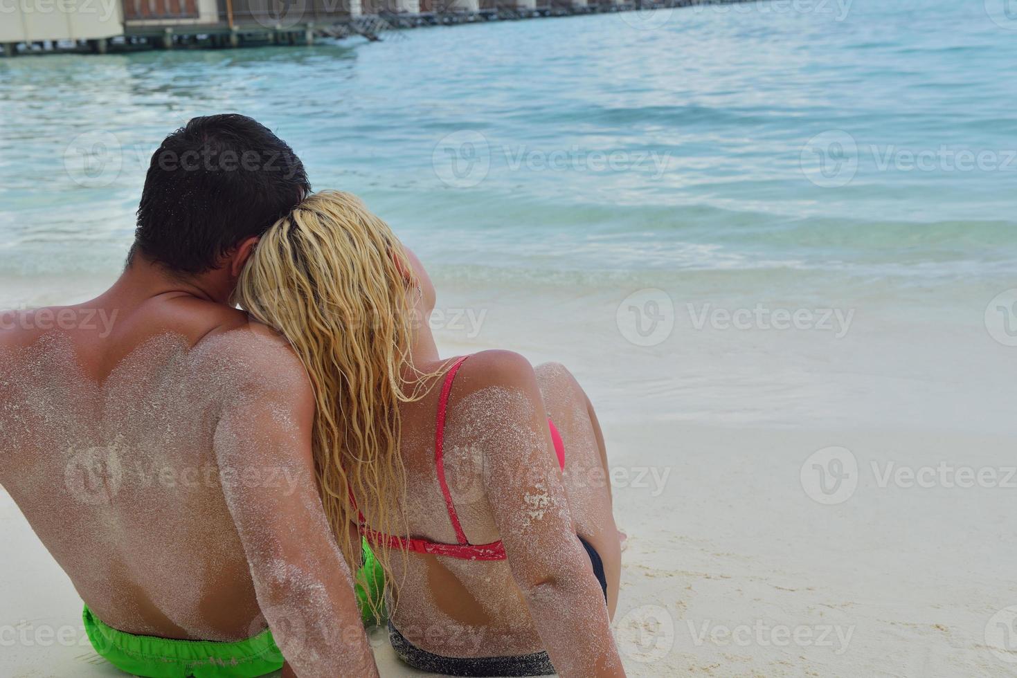 feliz pareja joven en vacaciones de verano diviértete y relájate foto