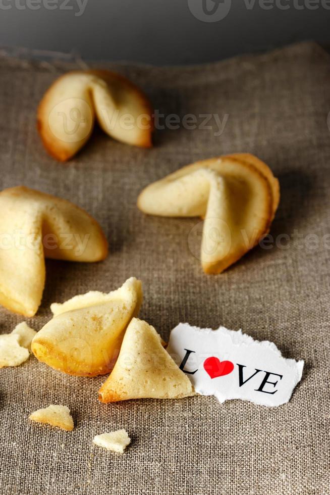 galletas con forma de tortellini con la palabra amor escrita en una imagen de papel.vertical. foto