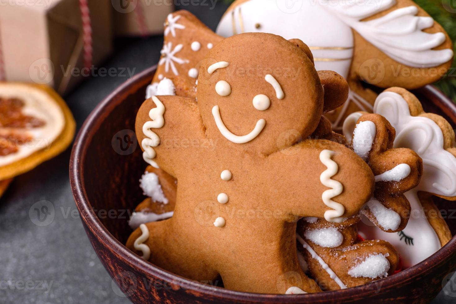 pan de jengibre, adornos de árboles de Navidad, cítricos secos sobre un fondo de hormigón gris foto