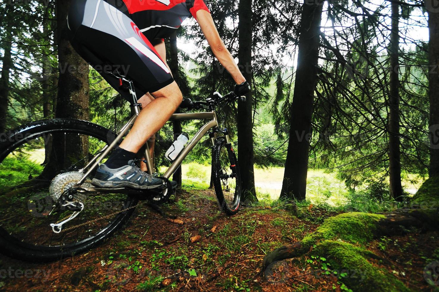 montar bicicleta hombre al aire libre foto