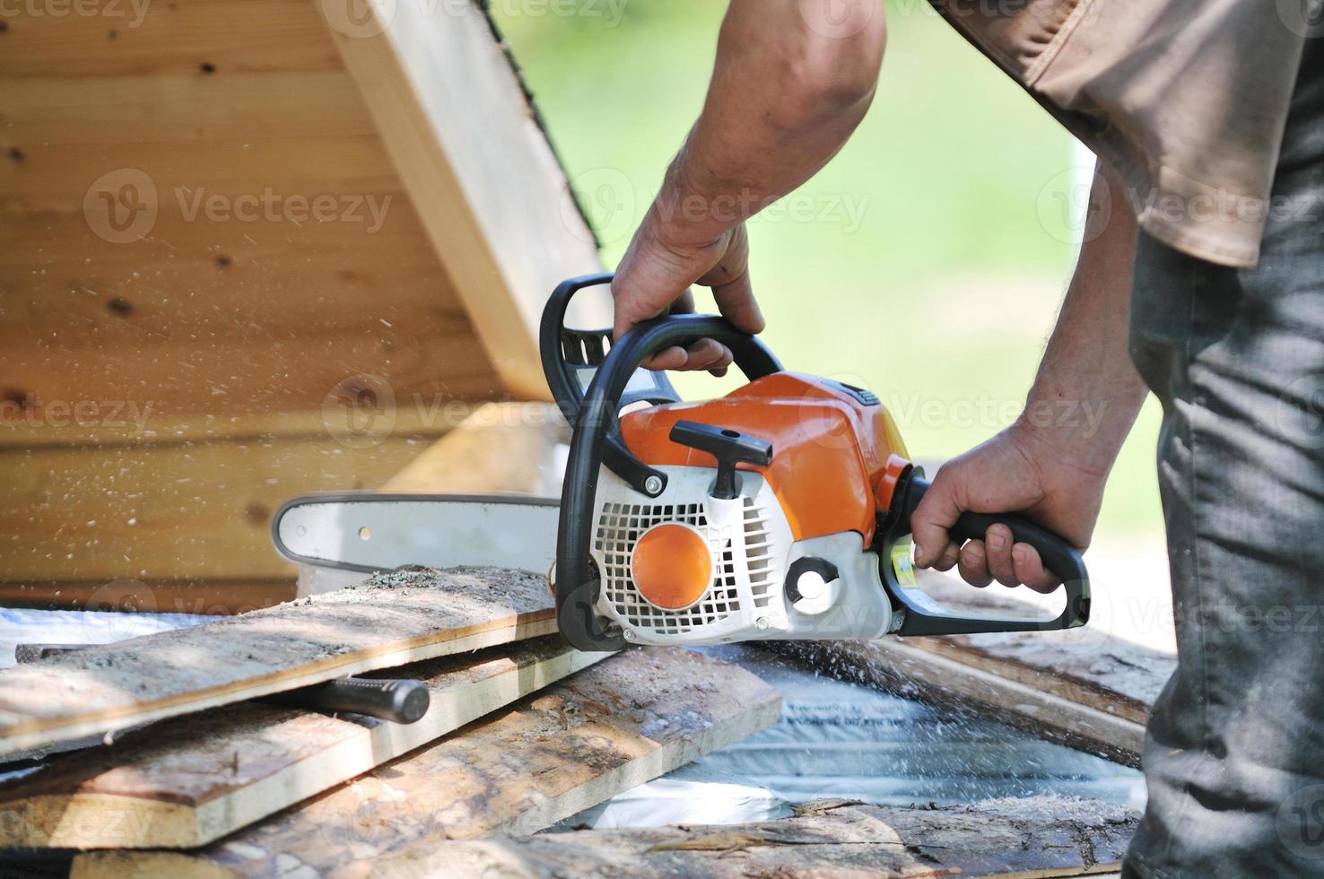 trabajador de la madera con chainshaw closeup foto