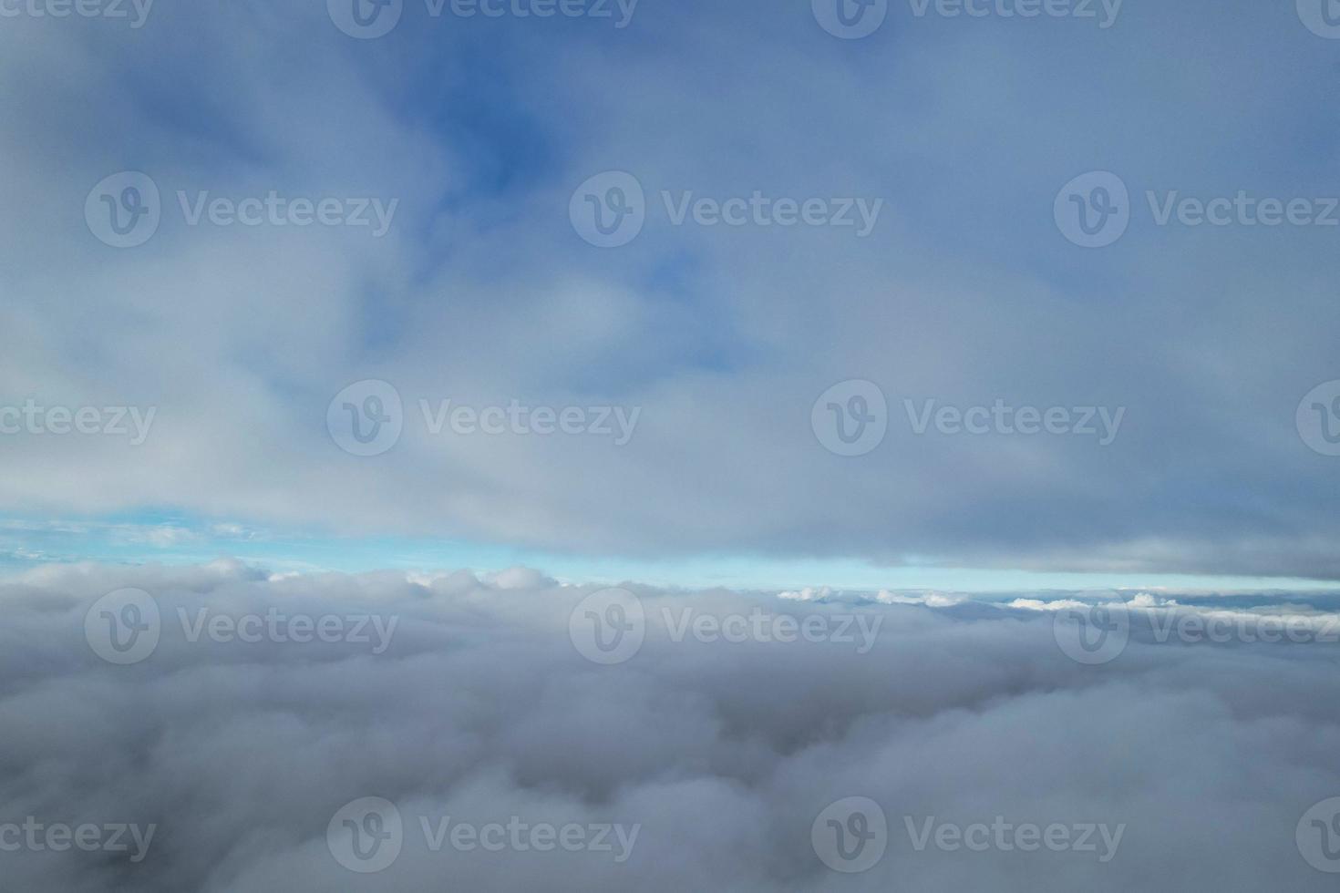 la vista aérea más hermosa de las nubes en la mañana foto