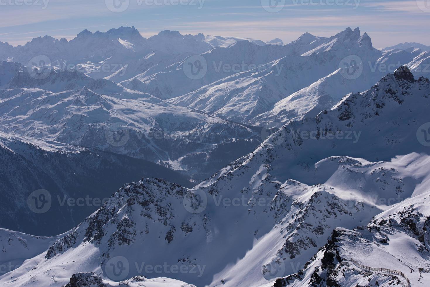 hermoso paisaje de montaña en invierno foto