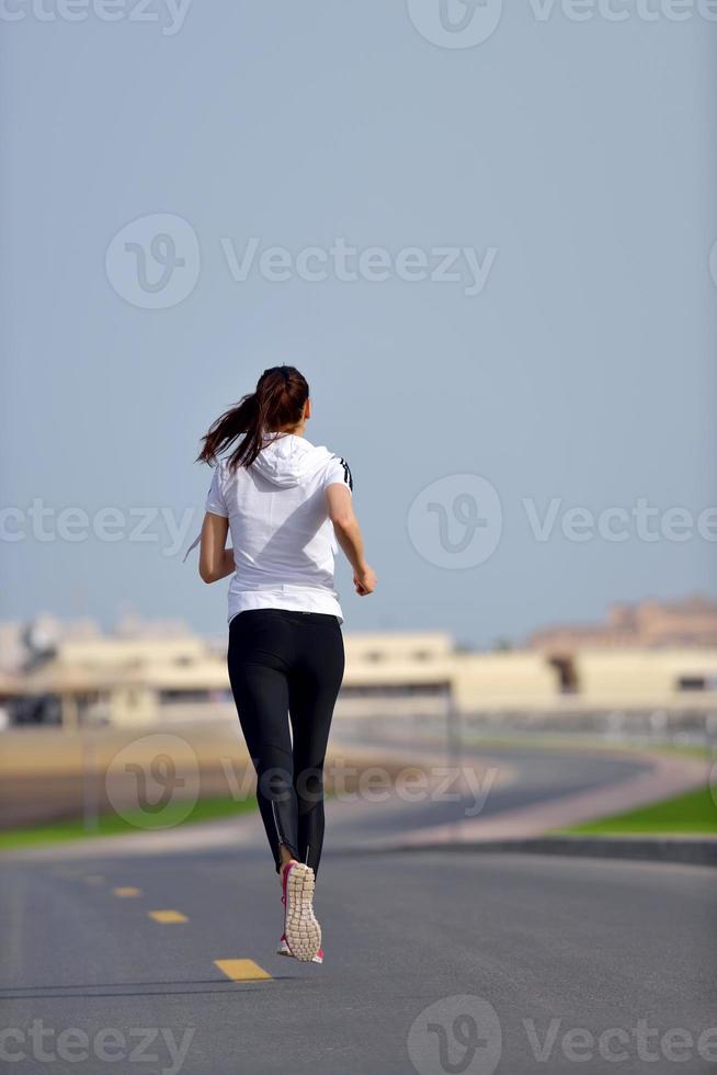 mujer corriendo por la mañana foto