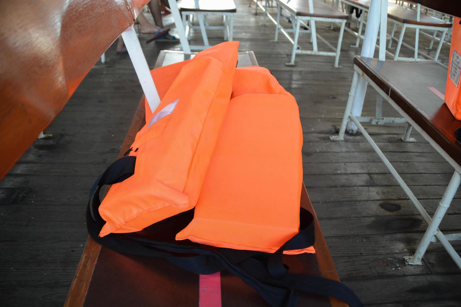 montones de chaleco salvavidas naranja en un barco. foto