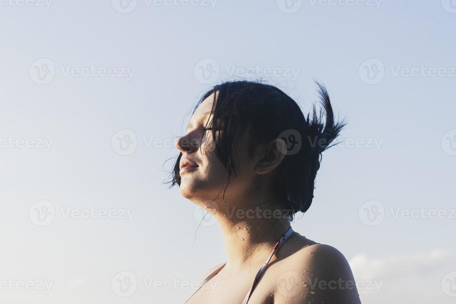 Cierra el retrato de una joven y hermosa mujer caucásica. foto