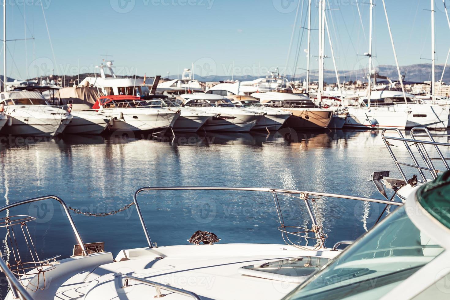 vista de yates en el puerto deportivo de cannes, francia foto