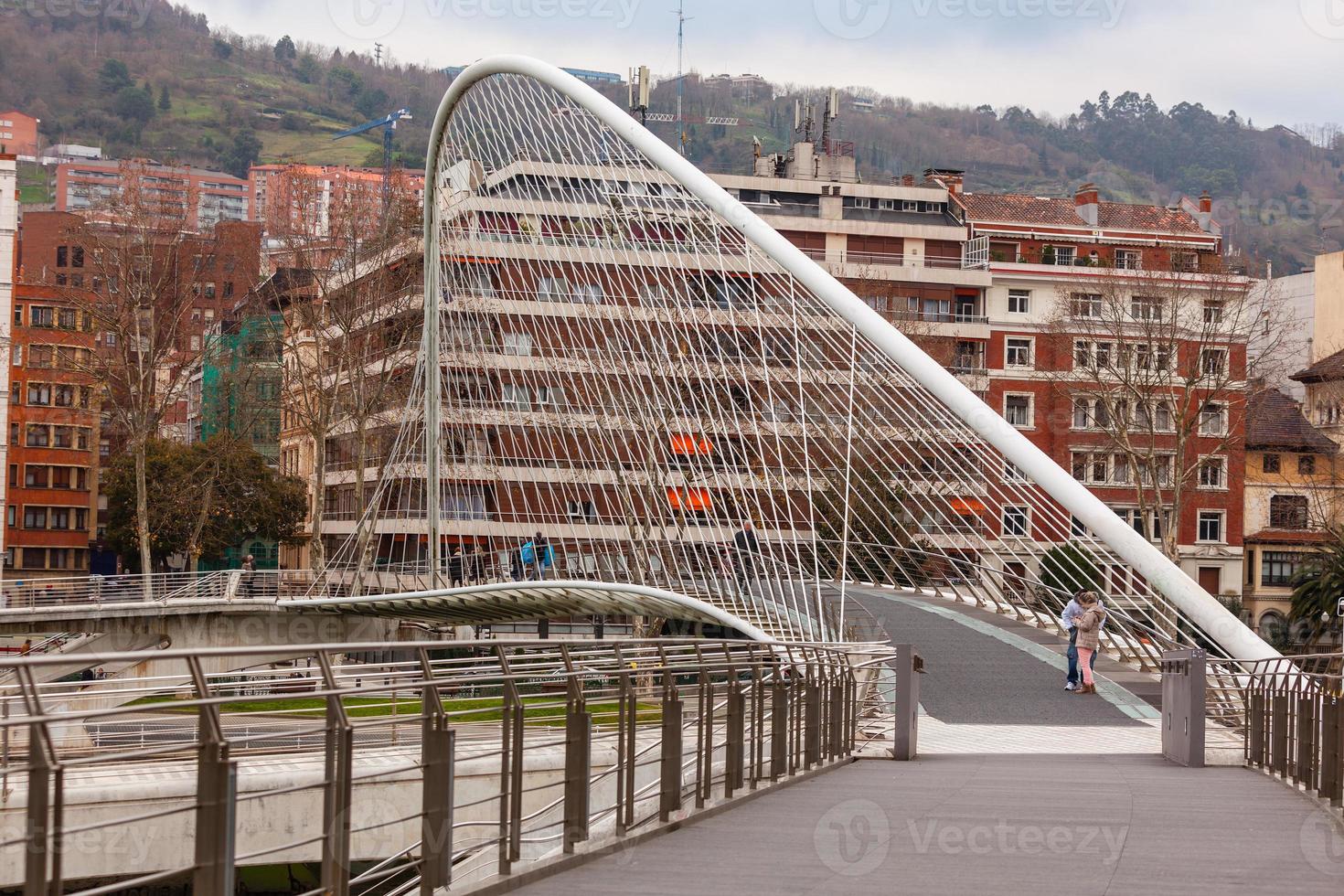 zubizuri, el puente de campo volantin, bilbao, españa foto