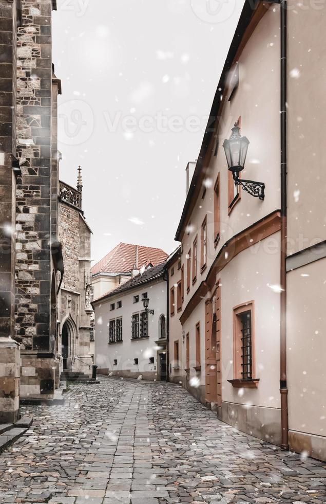 brno, república checa en tormenta de nieve de invierno foto