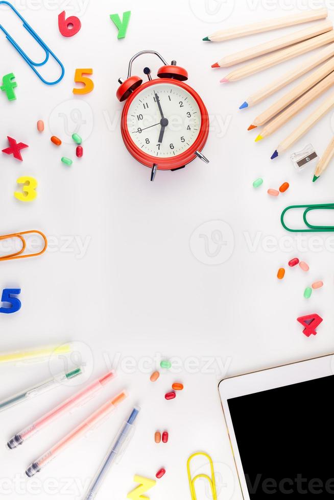 concepto de regreso a la escuela con material de oficina foto