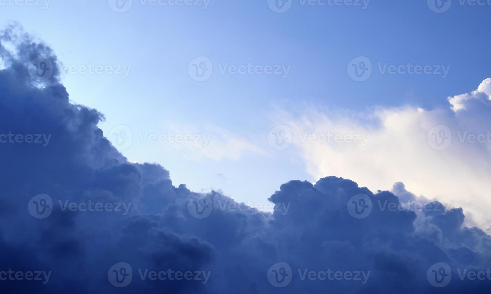 impresionantes formaciones de nubes oscuras justo antes de una tormenta eléctrica foto